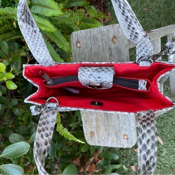 Collections New York Faux Gray Snakeskin Crossbody/Shoulder Bag. EUC! - Picture 6 of 7